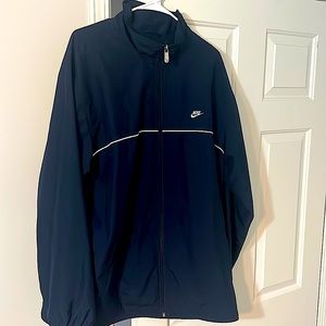 Nike jacket. Lightweight and warmth. Check out the pics 👌🏻